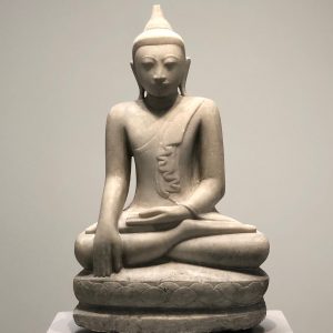 Anonym: Buddha Maravijaya, Mandalay (Myanmar [Birma]), spätes 18. oder 19. Jahrhundert, Alabaster, Museum am Rothenbaum, Hamburg, Foto: Petra Lange-Berndt